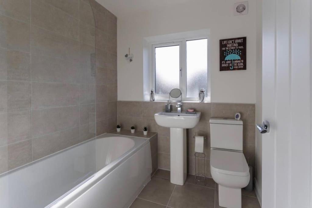 Luxury 3-Bedroom, 2-Bathroom Home Sleeps 7 People Ліверпуль Екстер'єр фото